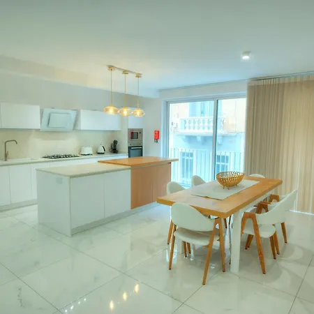 Stylish & Large 2 Bedroom With Internal Yard Dcut1-1 * Sliema