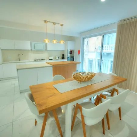 Stylish & Large 2 Bedroom With Internal Yard Dcut1-1 *