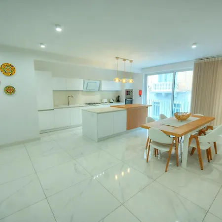 Stylish & Large 2 Bedroom With Internal Yard Dcut1-1 *