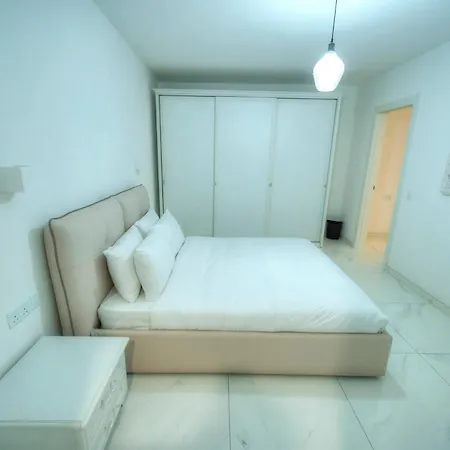 Stylish & Large 2 Bedroom With Internal Yard Dcut1-1